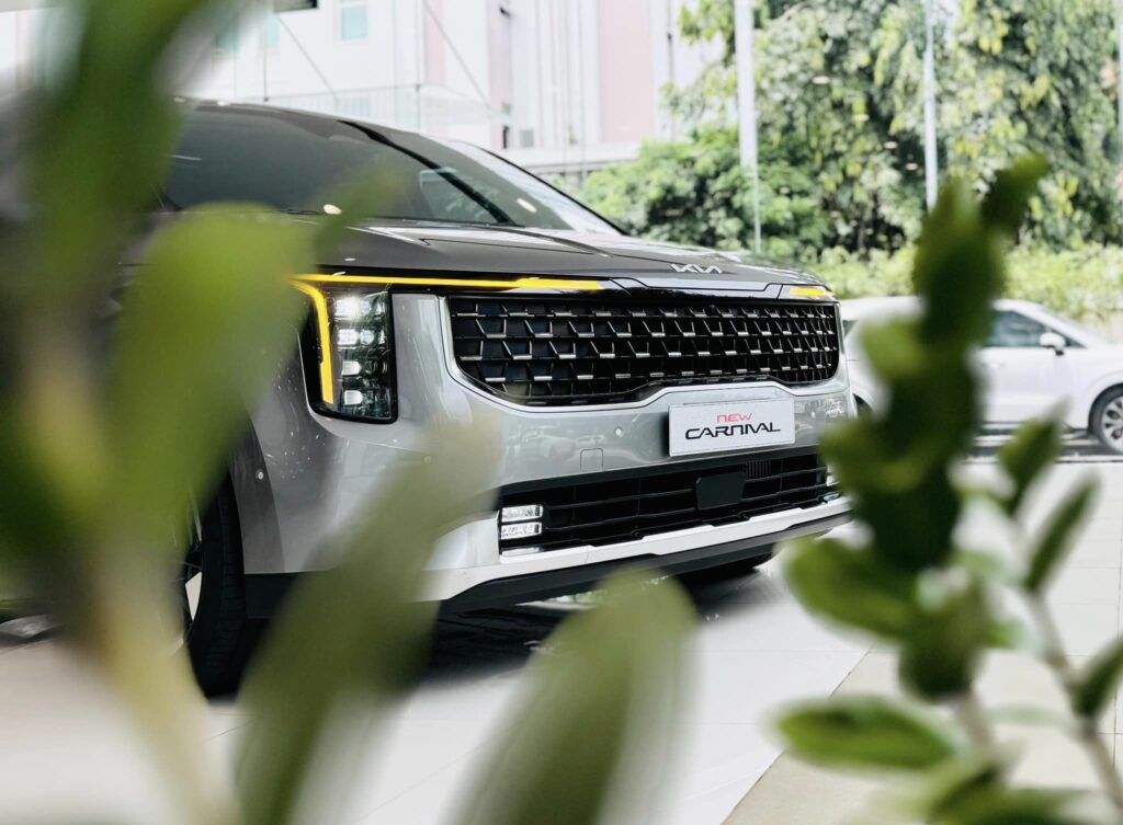 New Carnival 1.6 Turbo Hybrid Premium 7S - ngoai that